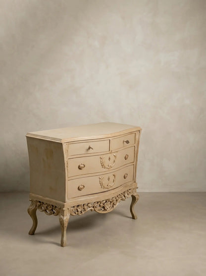 Cómoda bombole vintage de madera estilo Luis XV en color tierra con tapa de madera natural.