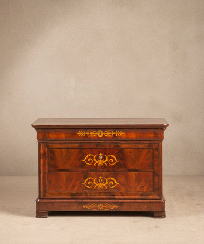 Cómoda antigua estilo imperio en madera de caoba de pluma con marquetería.