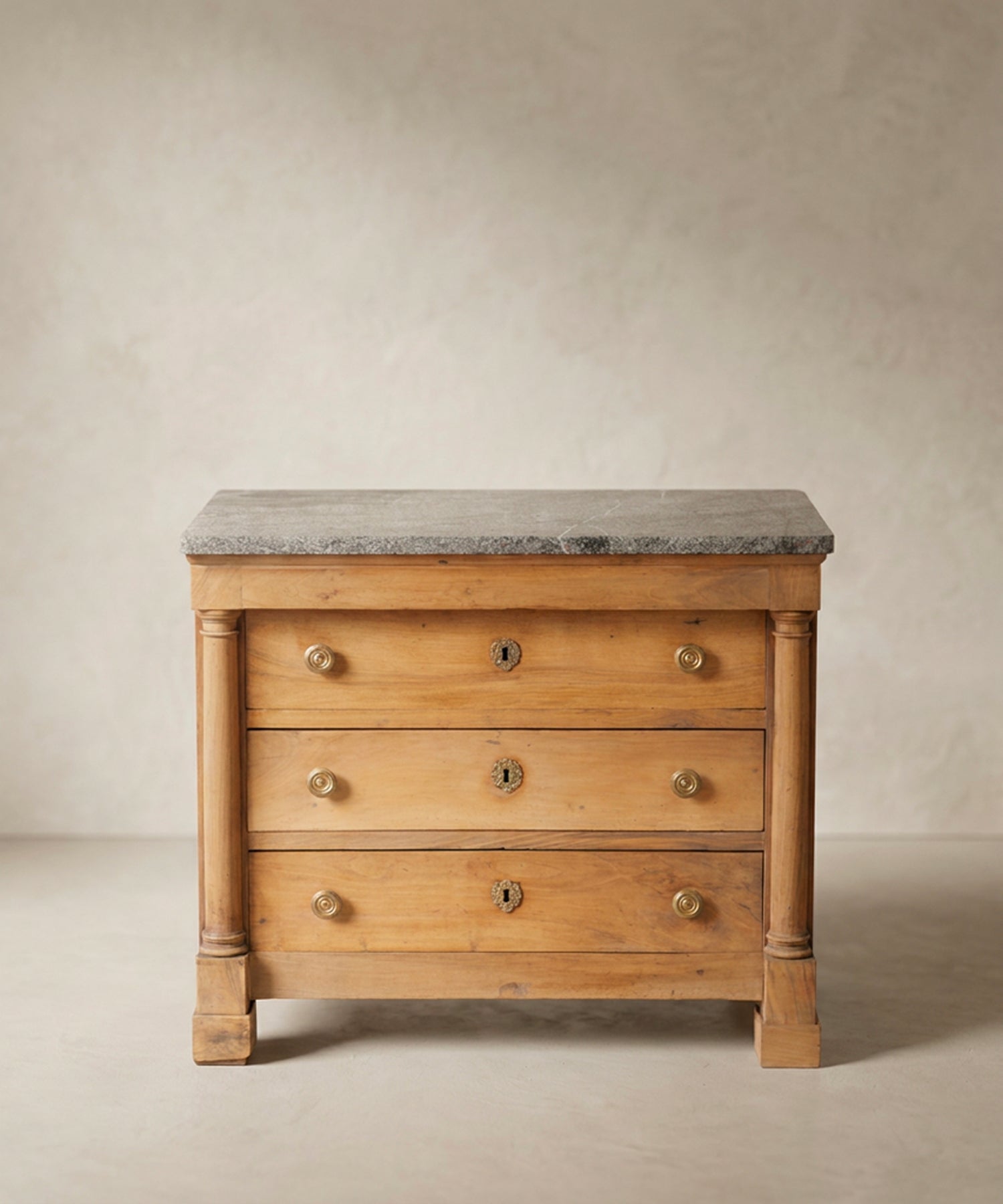Cómoda antigua de nogal lavado con mármol gris vista frontal — Antique Arte y Decoración