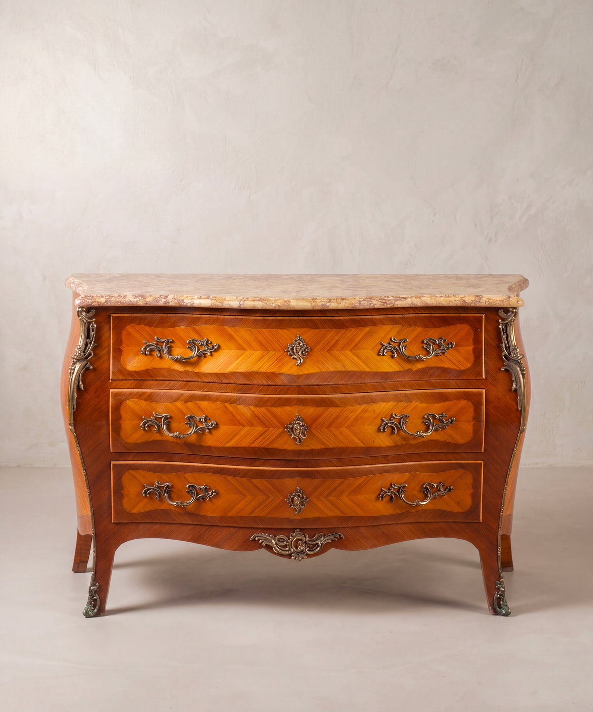 Cómoda bombé estilo Luis XV con marquetería, mármol brecha y bronces vista frontal — Antique Arte y Decoración