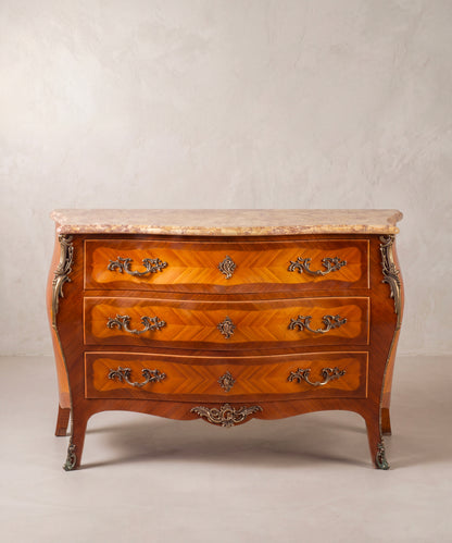 Cómoda bombé estilo Luis XV con marquetería, mármol brecha y bronces vista frontal — Antique Arte y Decoración