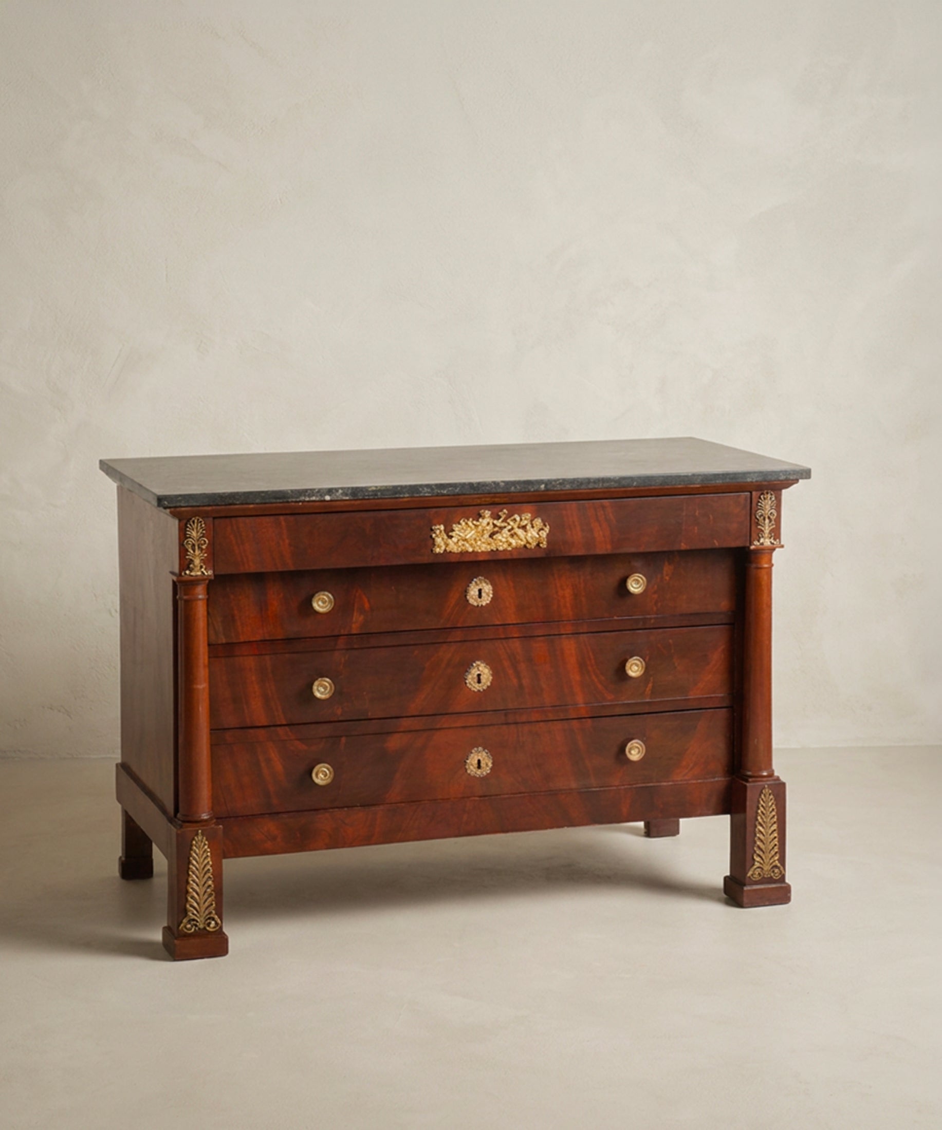 Cómoda antigua Imperio de caoba flameada con mármol negro y bronces dorados — Antique Arte y Decoración
