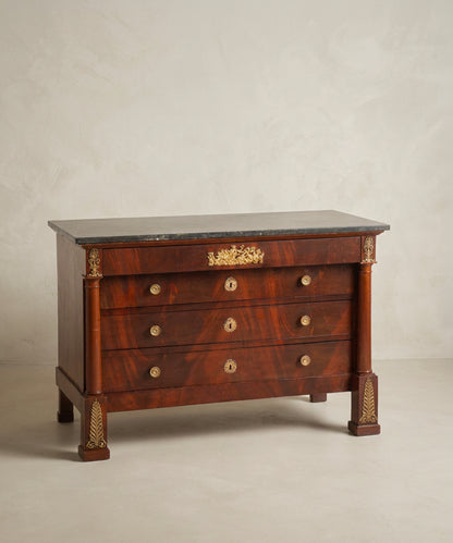 Cómoda antigua Imperio de caoba flameada con mármol negro y bronces dorados — Antique Arte y Decoración