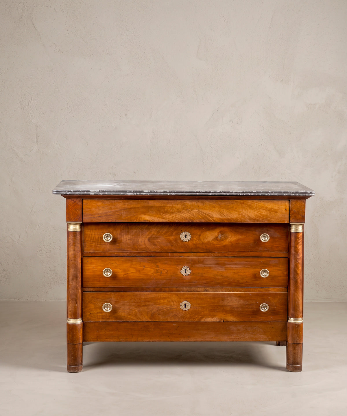 Cómoda antigua Imperio de nogal con mármol gris vista frontal — Antique Arte y Decoración