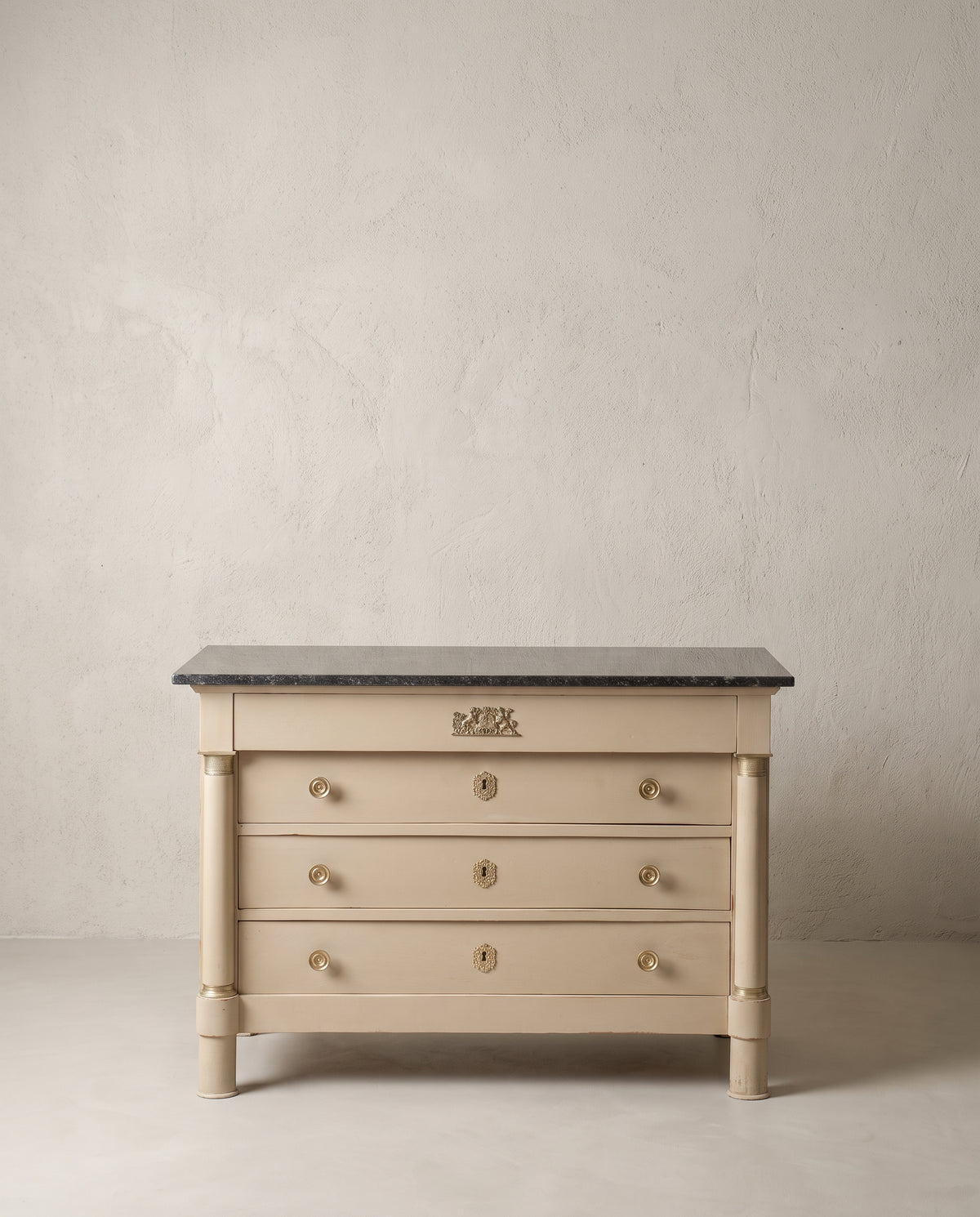Cómoda antigua Imperio pintada en beige con tapa de mármol, vista frontal — Antique Arte y Decoración
