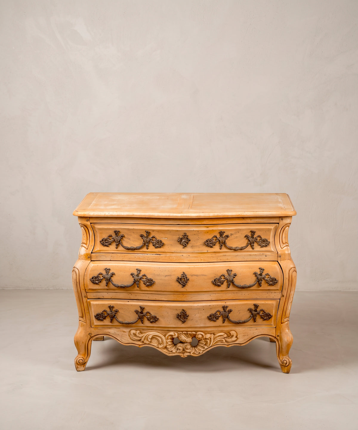 Cómoda vintage bombé Luis XV, vista frontal — Antique Arte y Decoración