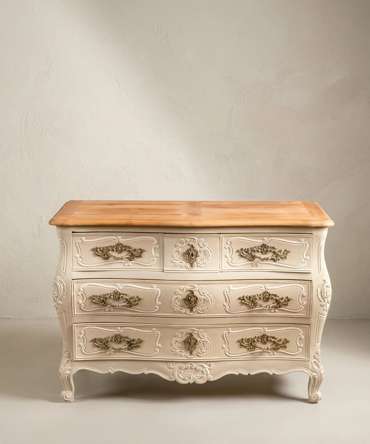 Cómoda Luis XV blanca tapa madera natural vista frontal herrajes latón — Antique Arte y Decoración