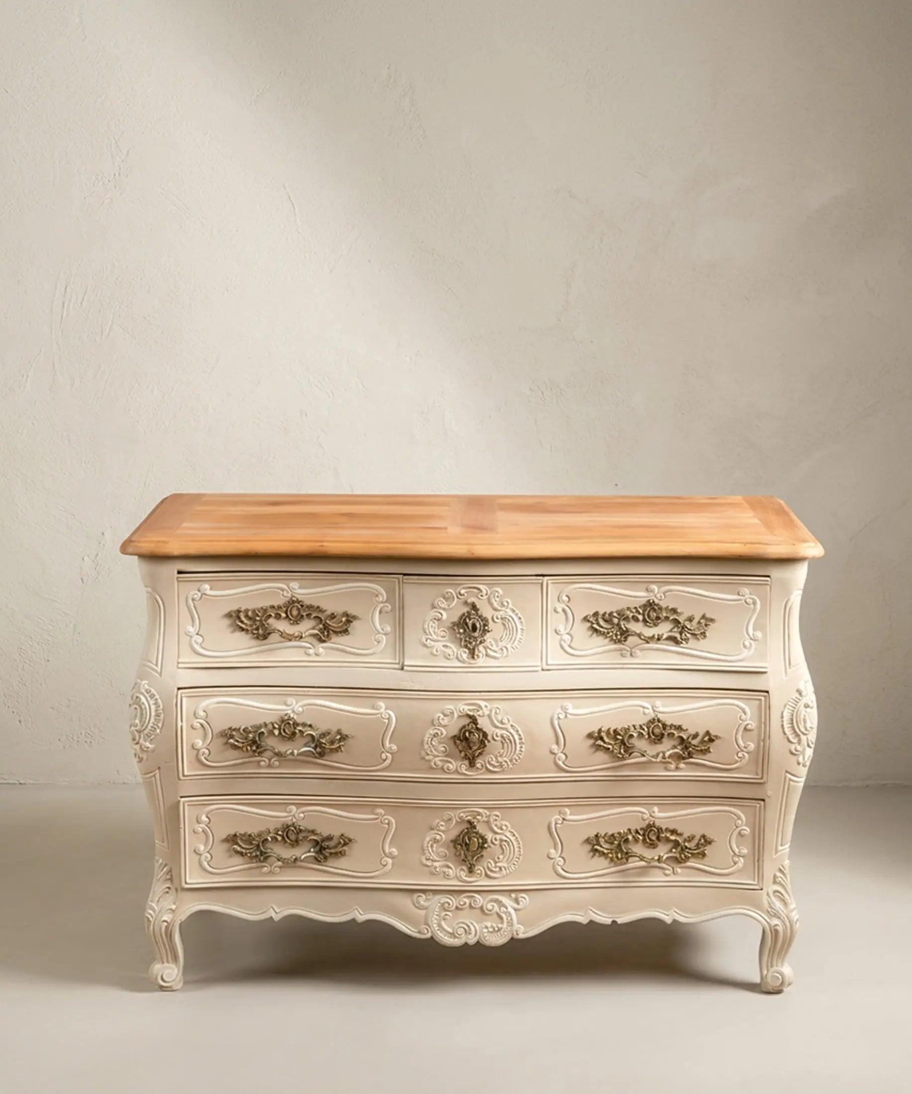 Cómoda Luis XV blanca tapa madera natural vista frontal herrajes latón — Antique Arte y Decoración