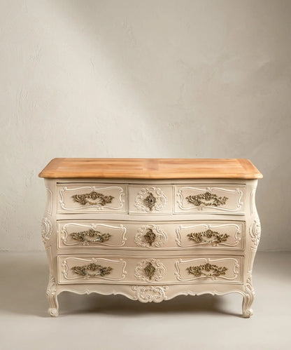 Cómoda Luis XV blanca tapa madera natural vista frontal herrajes latón — Antique Arte y Decoración