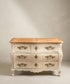 Cómoda Luis XV blanca tapa madera natural vista frontal herrajes latón — Antique Arte y Decoración