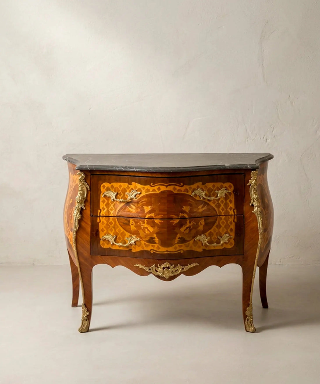 Cómoda antigua Luis XV con marquetería de aves y mármol negro vista frontal — Antique Arte y Decoración