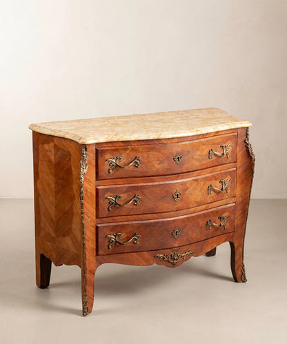 Cómoda panzuda estilo Luis XV de tres cajones con marquetería, bronces y tapa de mármol.