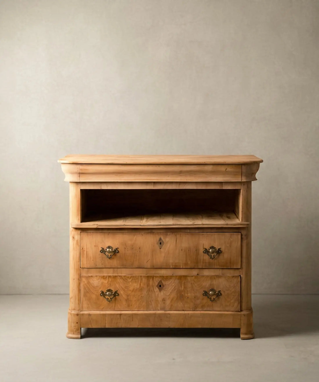 Vista frontal de cómoda francesa siglo XIX en madera natural con hornacina abierta y cajones de nogal.