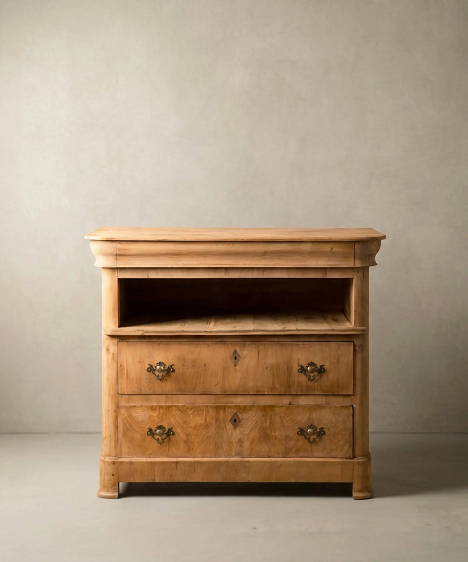 Vista frontal de cómoda francesa siglo XIX en madera natural con hornacina abierta y cajones de nogal.