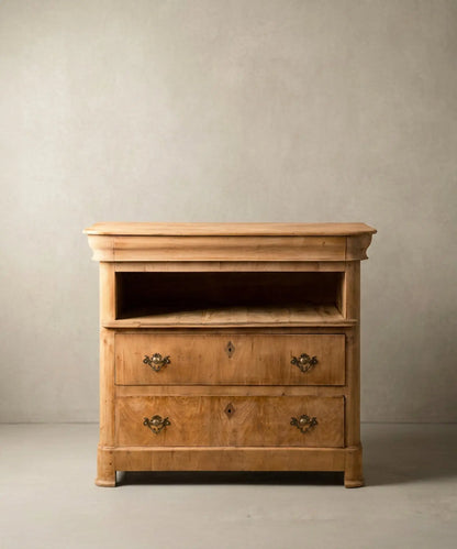 Vista frontal de cómoda francesa siglo XIX en madera natural con hornacina abierta y cajones de nogal.