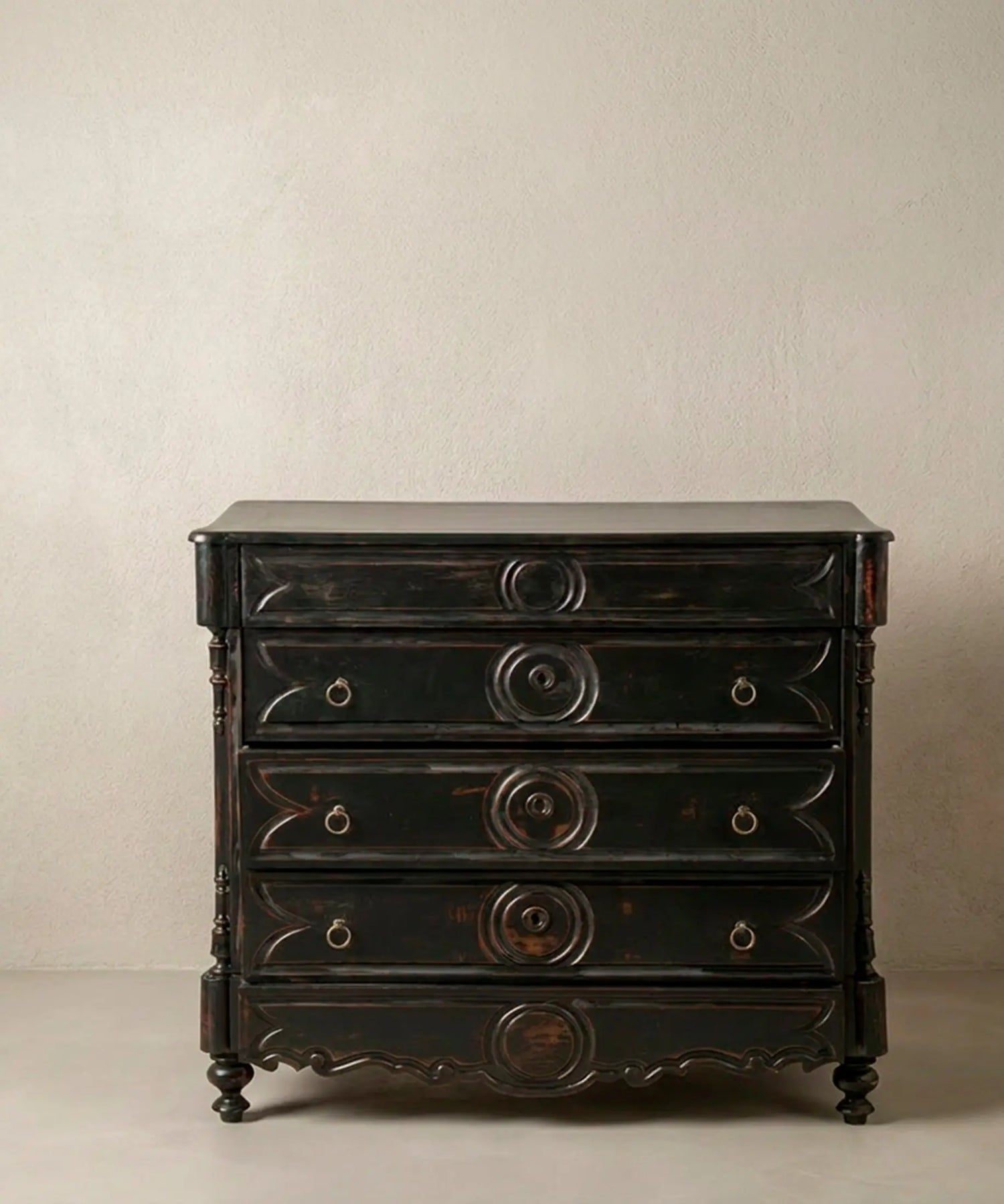 Cómoda antigua negra decapé vista frontal con cuatro cajones tallados — Antique Arte y Decoración