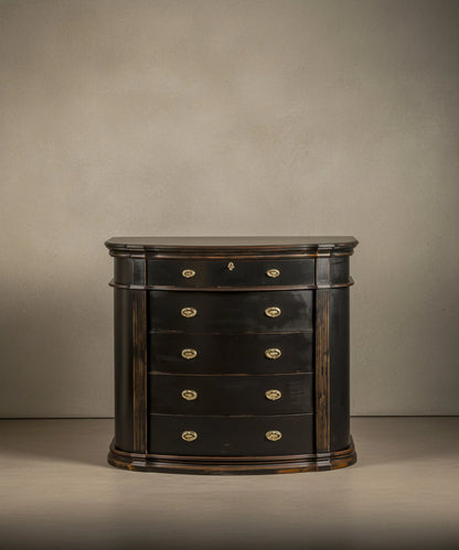 Espectacular cómoda alta (sinfonier) vintage de frente curvo. Renovada en color negro carbón con aristas decapadas y 5 cajones. Elegancia clásica y actual.