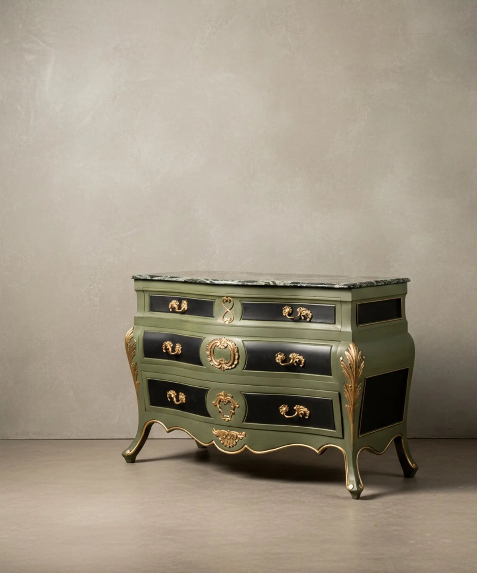 Vista lateral de la silueta curva "bombe" y los apliques de bronce en las esquinas.
