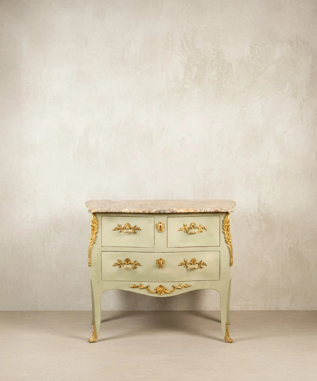 Cómoda vintage de madera estilo francés Luis XV pintada en verde claro con bronces y mármo