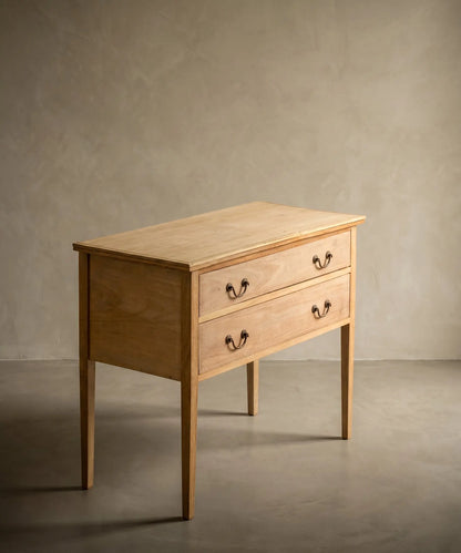 Vista en ángulo de consola antigua de madera con patas rectas troncopiramidales.