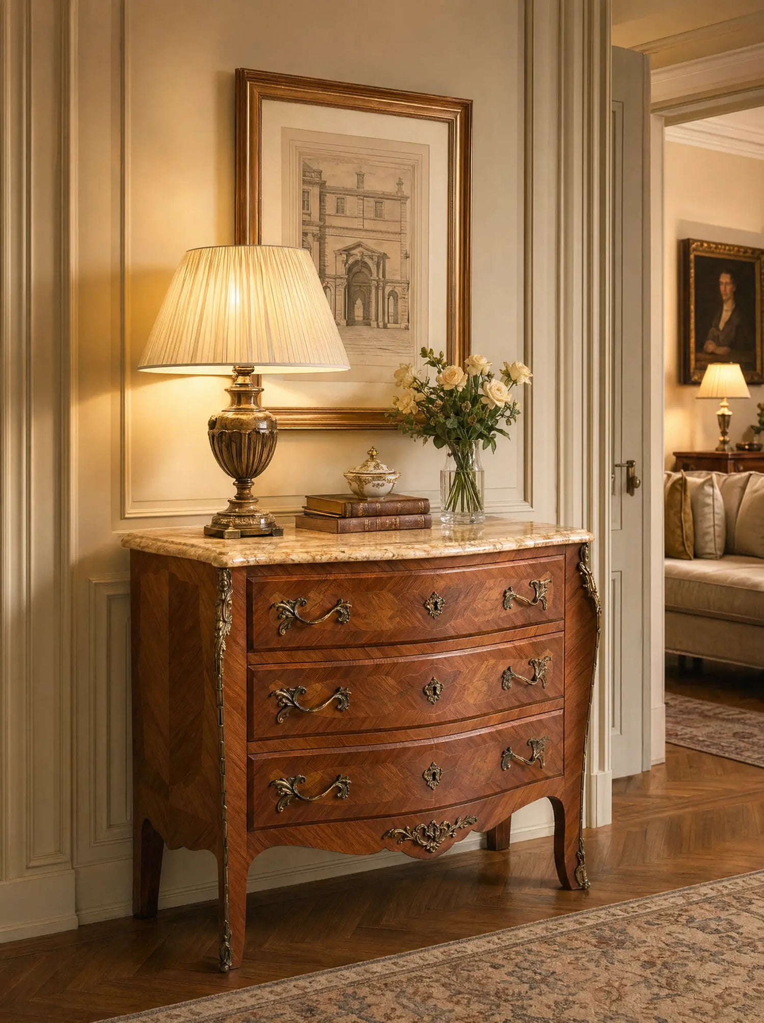 Elegante recibidor clásico con papel pintado y cómoda vintage francesa de maderas nobles.