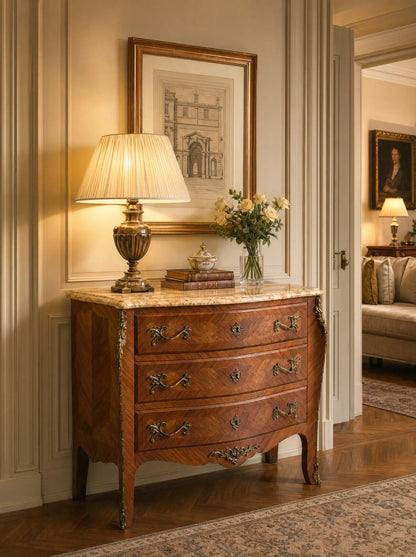 Elegante recibidor clásico con papel pintado y cómoda vintage francesa de maderas nobles.