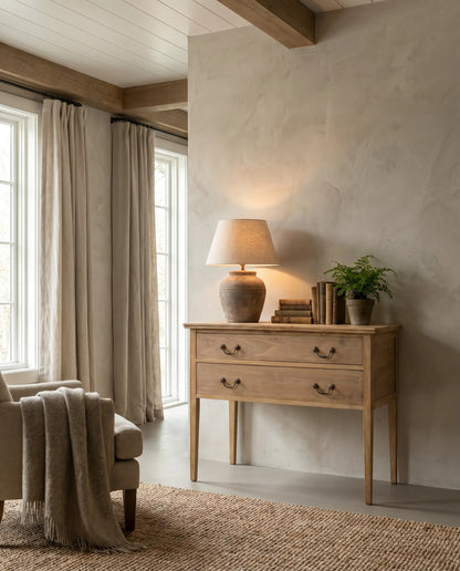 Cómoda antigua de dos cajones en madera lavada con detalles de marquetería
