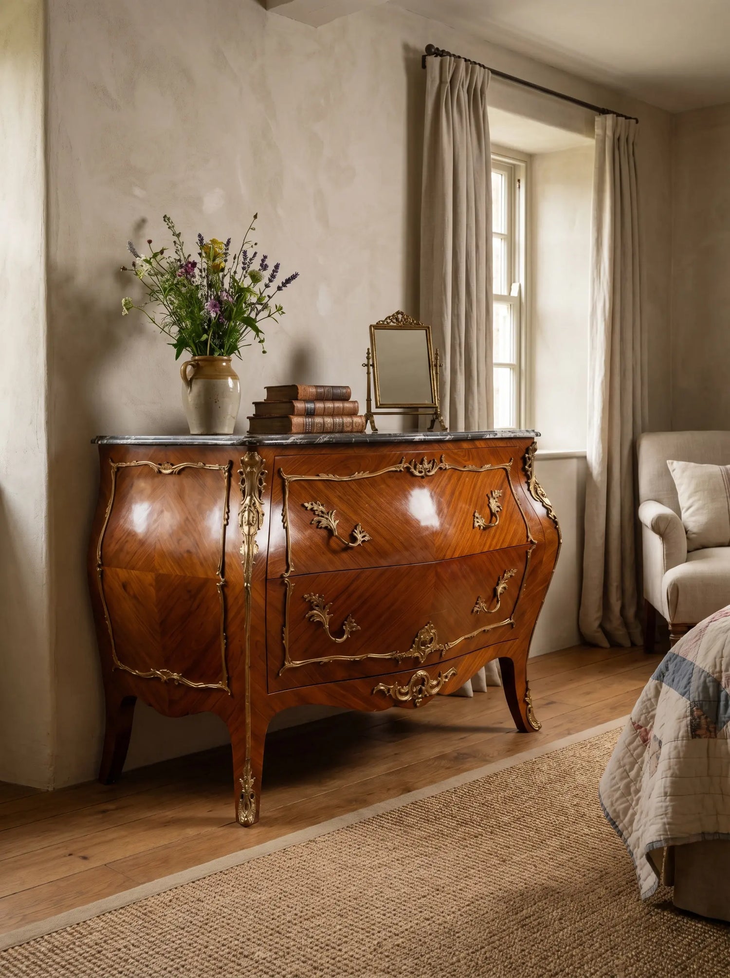 Cómoda panzuda vintage con los dos cajones abiertos mostrando el diseño sin travesaño frontal.