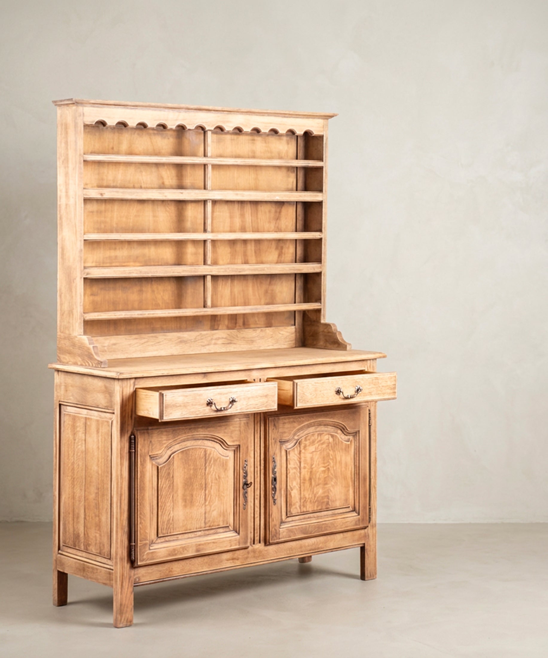 Aparador platero en roble con los dos cajones abiertos en madera vista — Antique Arte y Decoración