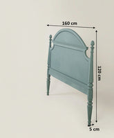 Cabecero de madera pintado en verde salvia con medidas indicadas de 160 cm de ancho y 120 cm de alto