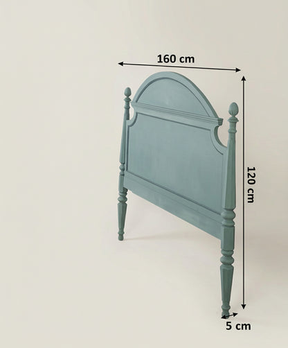 Cabecero de madera pintado en verde salvia con medidas indicadas de 160 cm de ancho y 120 cm de alto