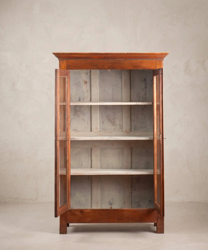 Vitrina vintage de madera con puertas abiertas e interior pintado a mano en blanco azulado — Antique Arte y Decoración