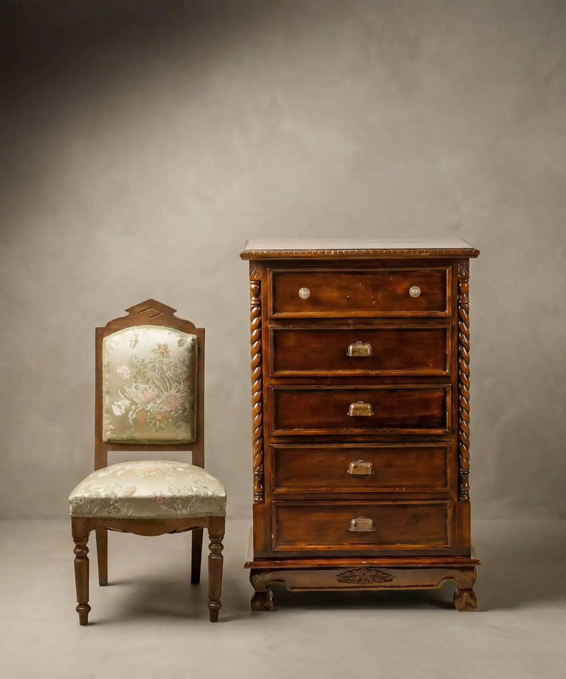 Vista frontal de mueble chiffonier clásico mostrando la veta de la madera y herrajes originales.