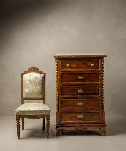 Vista frontal de mueble chiffonier clásico mostrando la veta de la madera y herrajes originales.