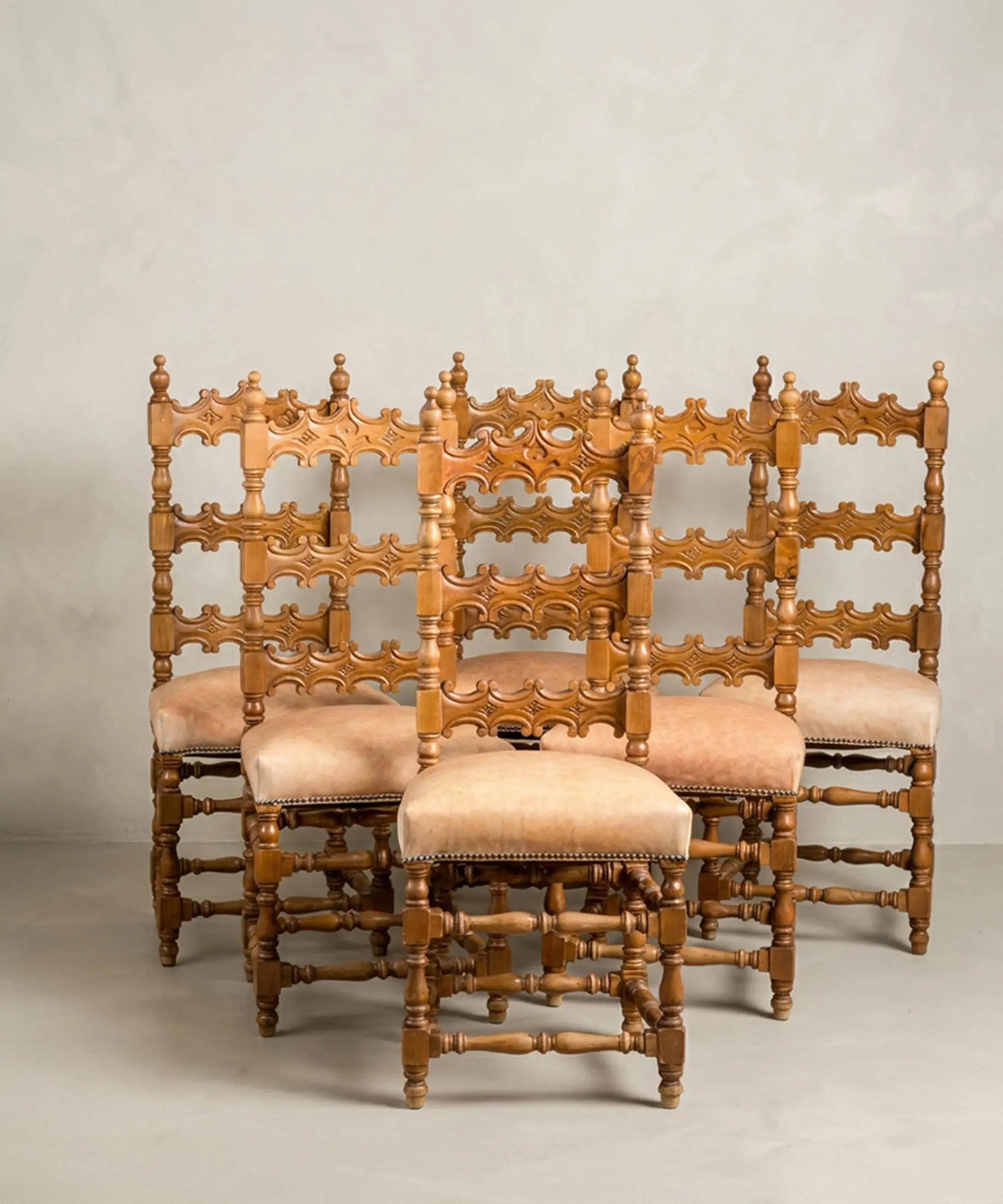 Conjunto seis sillas castellanas antiguas respaldo alto calado vista frontal — Antique Arte y Decoración