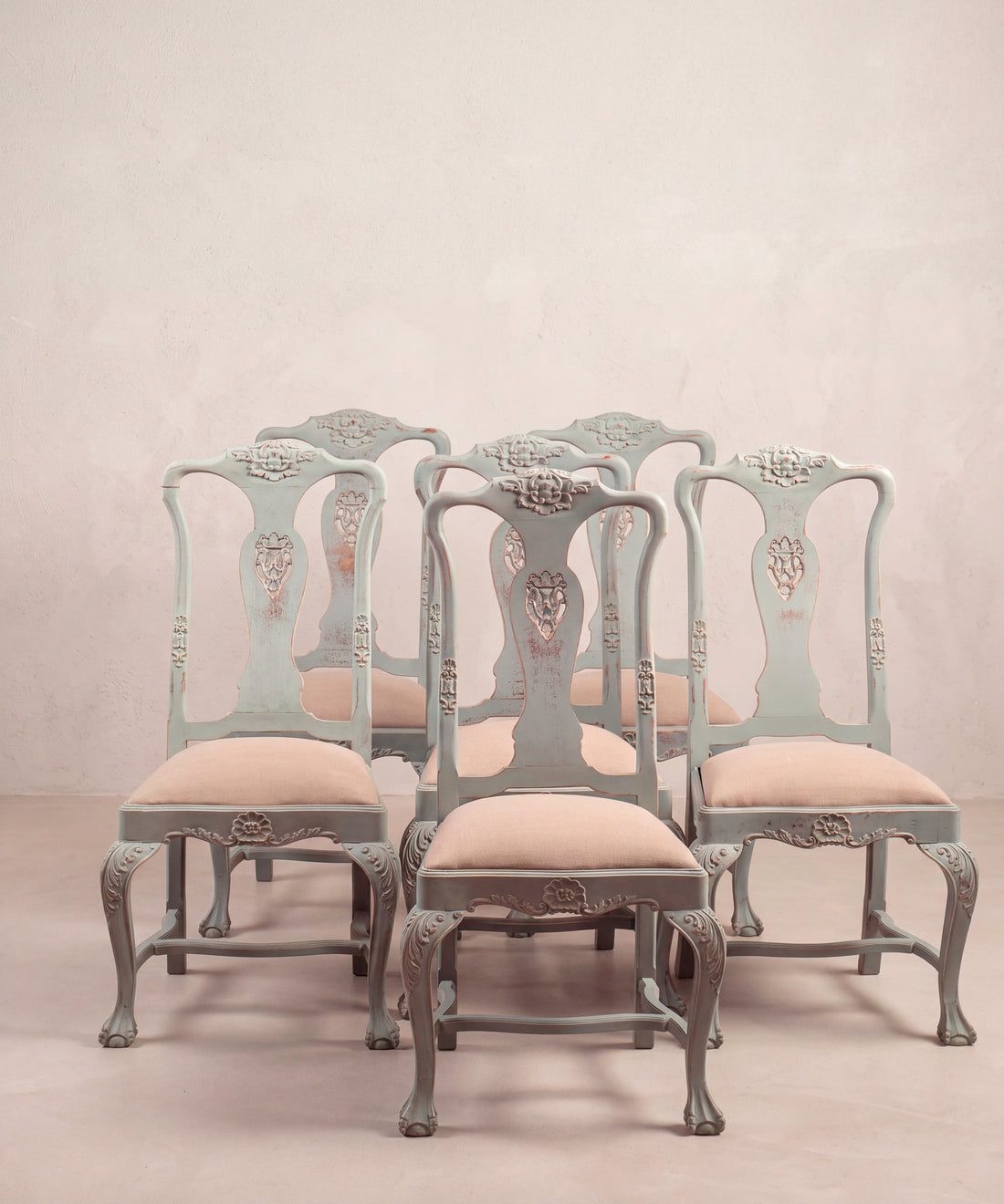 Seis sillas vintage talladas pintadas en gris azulado y tapizadas en rosa palo vista frontal — Antique Arte y Decoración