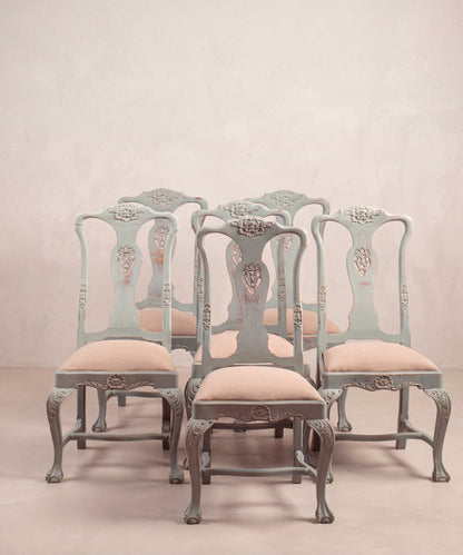 Seis sillas vintage talladas pintadas en gris azulado y tapizadas en rosa palo vista frontal — Antique Arte y Decoración