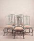 Seis sillas vintage talladas pintadas en gris azulado y tapizadas en rosa palo vista frontal — Antique Arte y Decoración