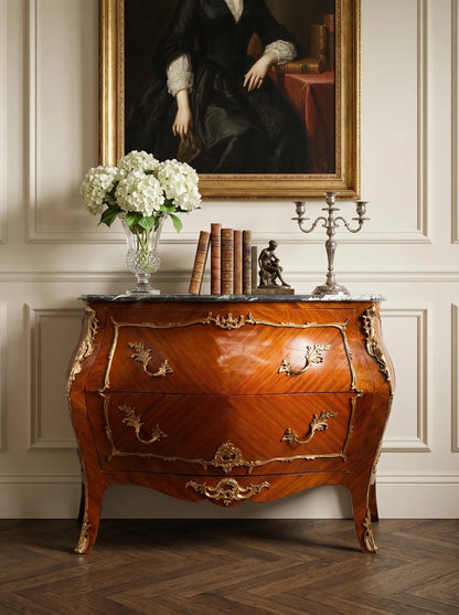 Gran cómoda bombé de estilo Luis XV en madera de palisandro con bronces dorados y tapa de mármol.