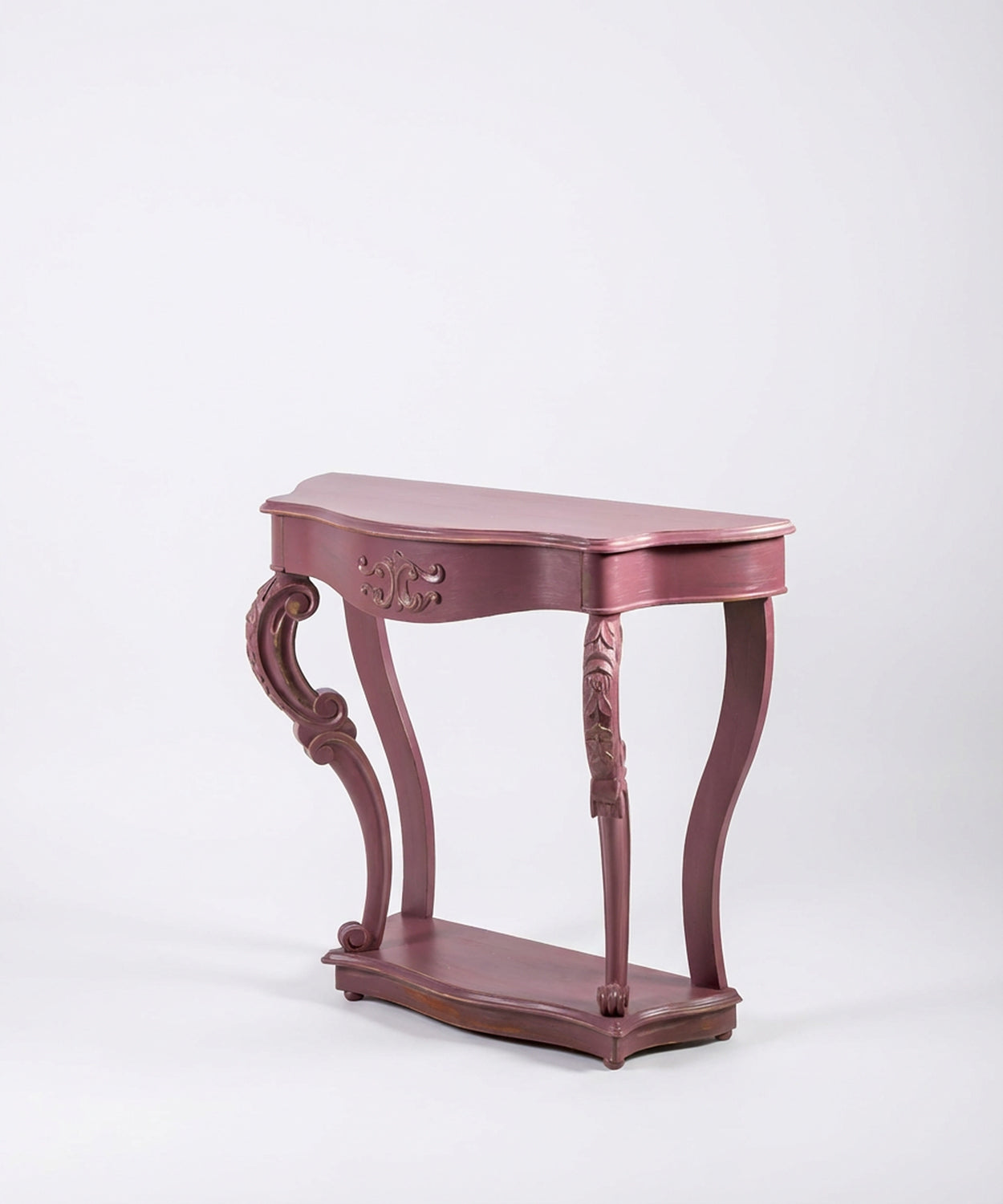 Consola recibidor estilo rococó en color rosa empolvado con patas curvas y tallas florales vista en ángulo