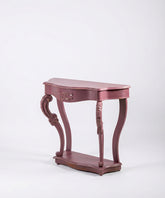 Consola recibidor estilo rococó en color rosa empolvado con patas curvas y tallas florales vista en ángulo