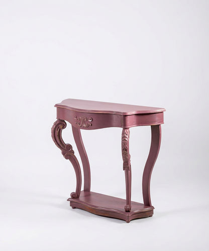 Consola recibidor estilo rococó en color rosa empolvado con patas curvas y tallas florales vista en ángulo