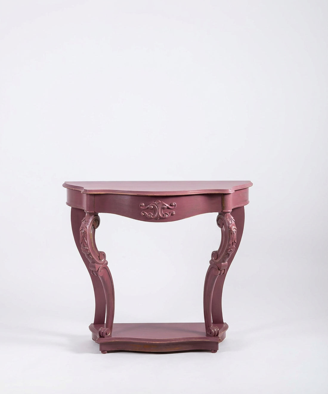 Frente de mesa consola clásica color malva con detalles ornamentales tallados en el faldón