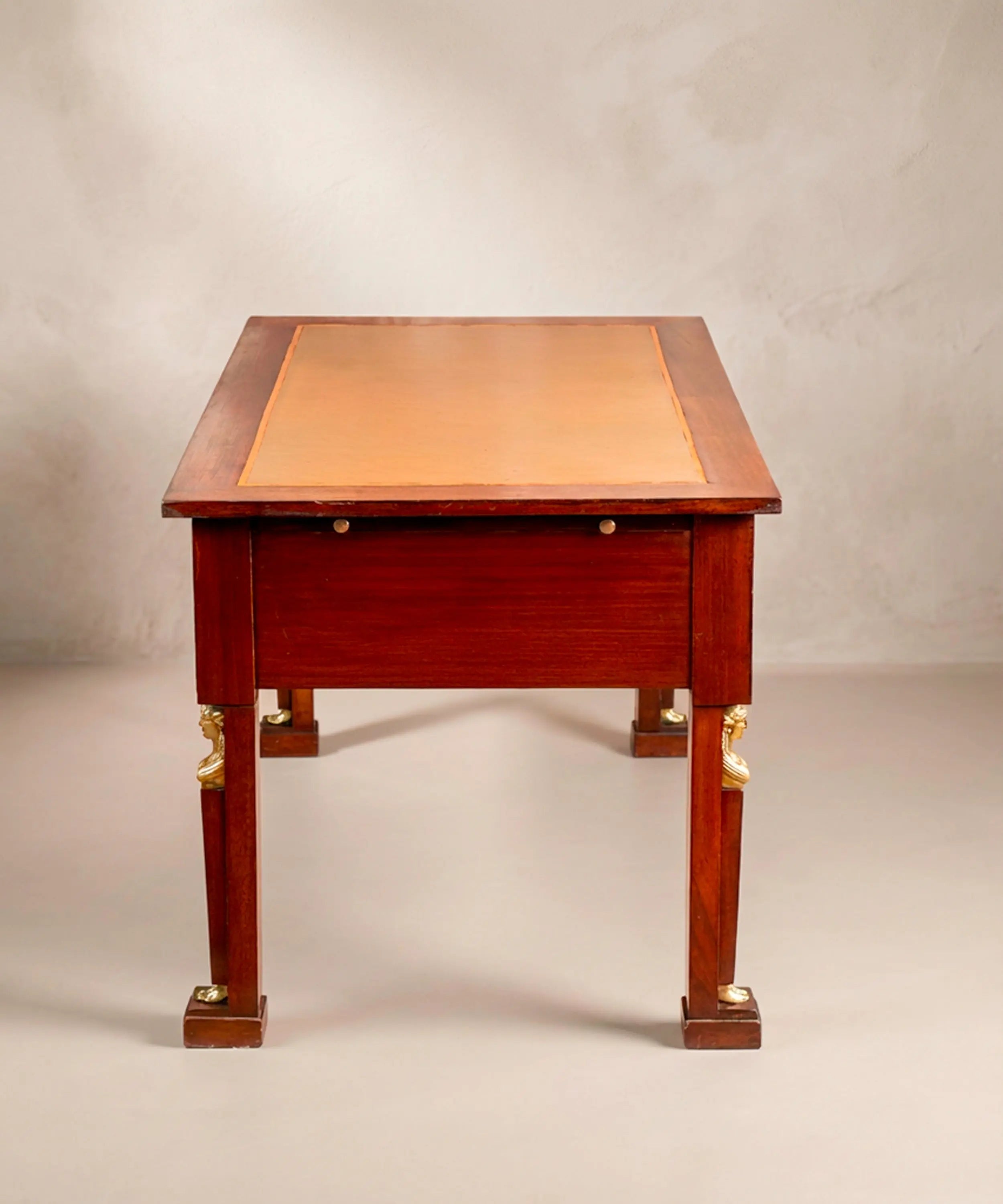 Escritorio antiguo de centro estilo Imperio en caoba con alas extraíbles y bronces