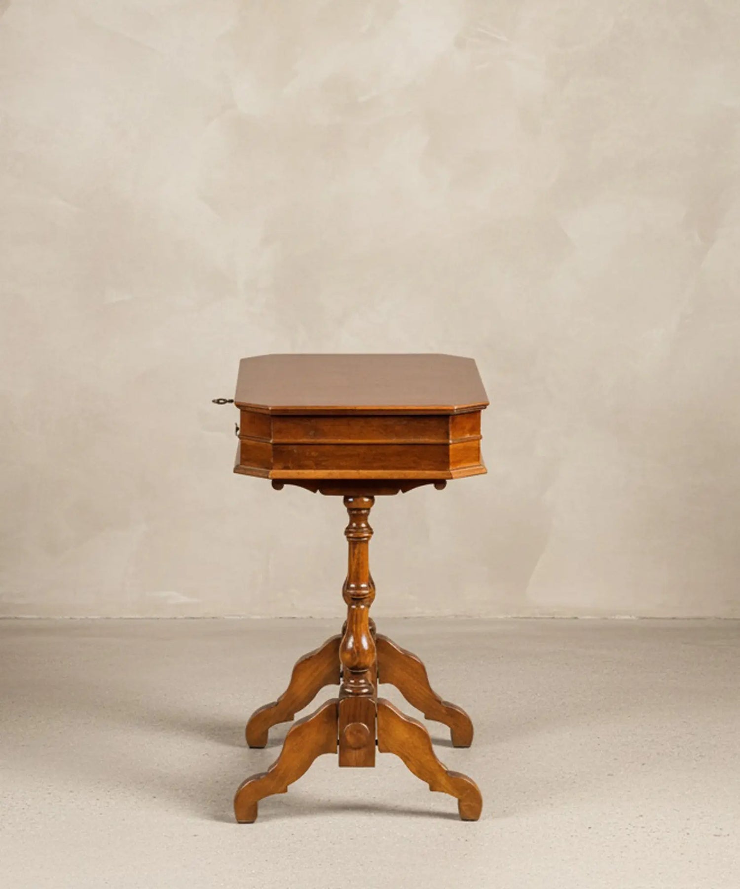 Detalle del cajón inferior de la mesa de costura con tirador de latón antiguo.