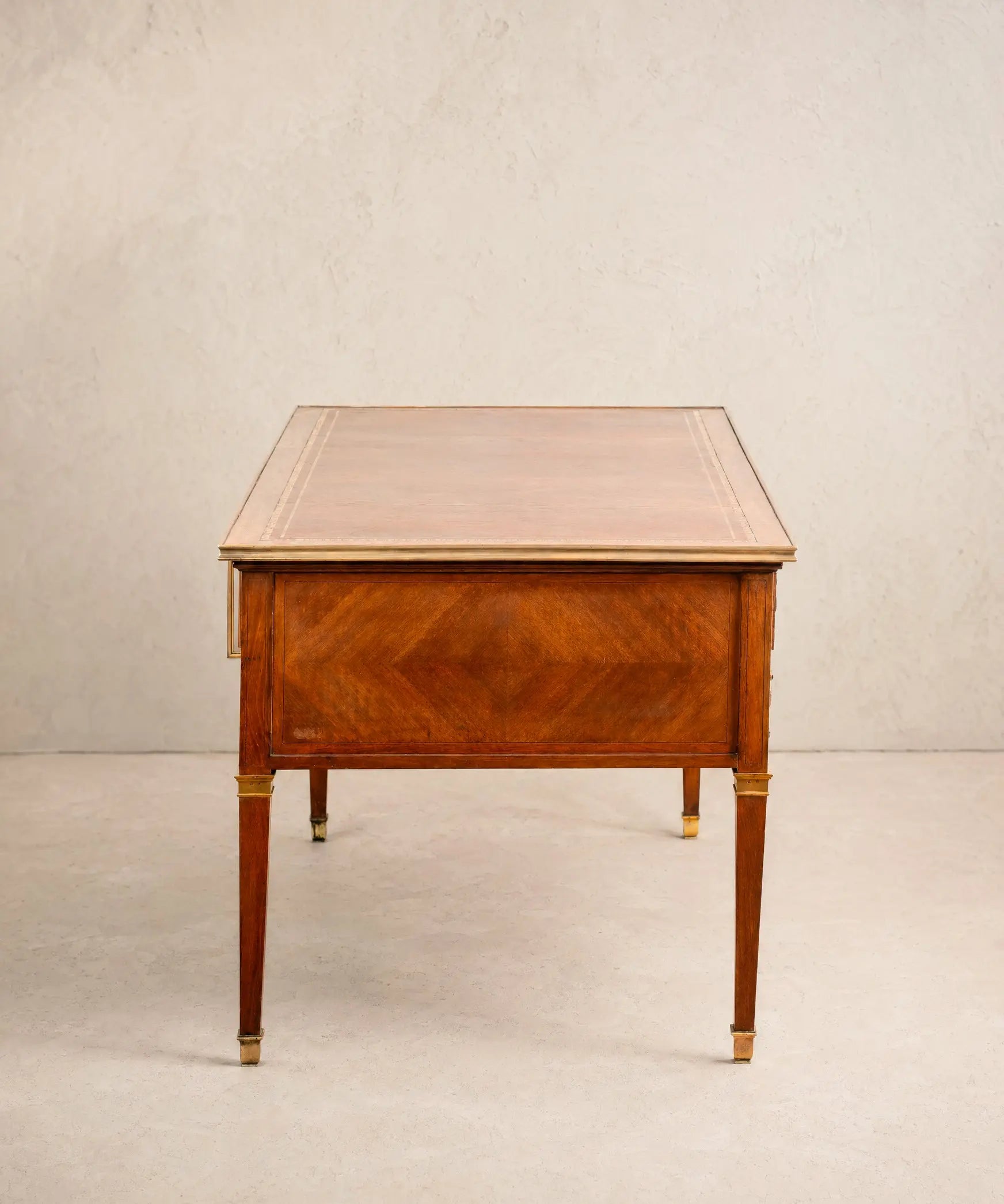 Gran escritorio de estilo Luis XVI con tablero de piel (160 cm)