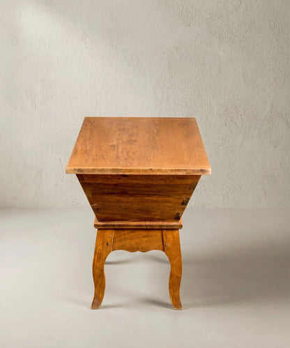 Perfil lateral de un mueble de almacenaje rústico tipo masera de panadero con patas cabriolé.
