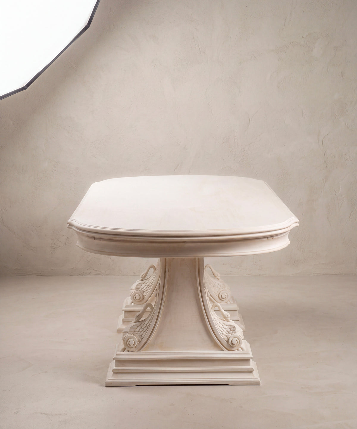 Mesa de Comedor Extensible con Cisnes Tallados | Estilo Imperio en Haya Maciza