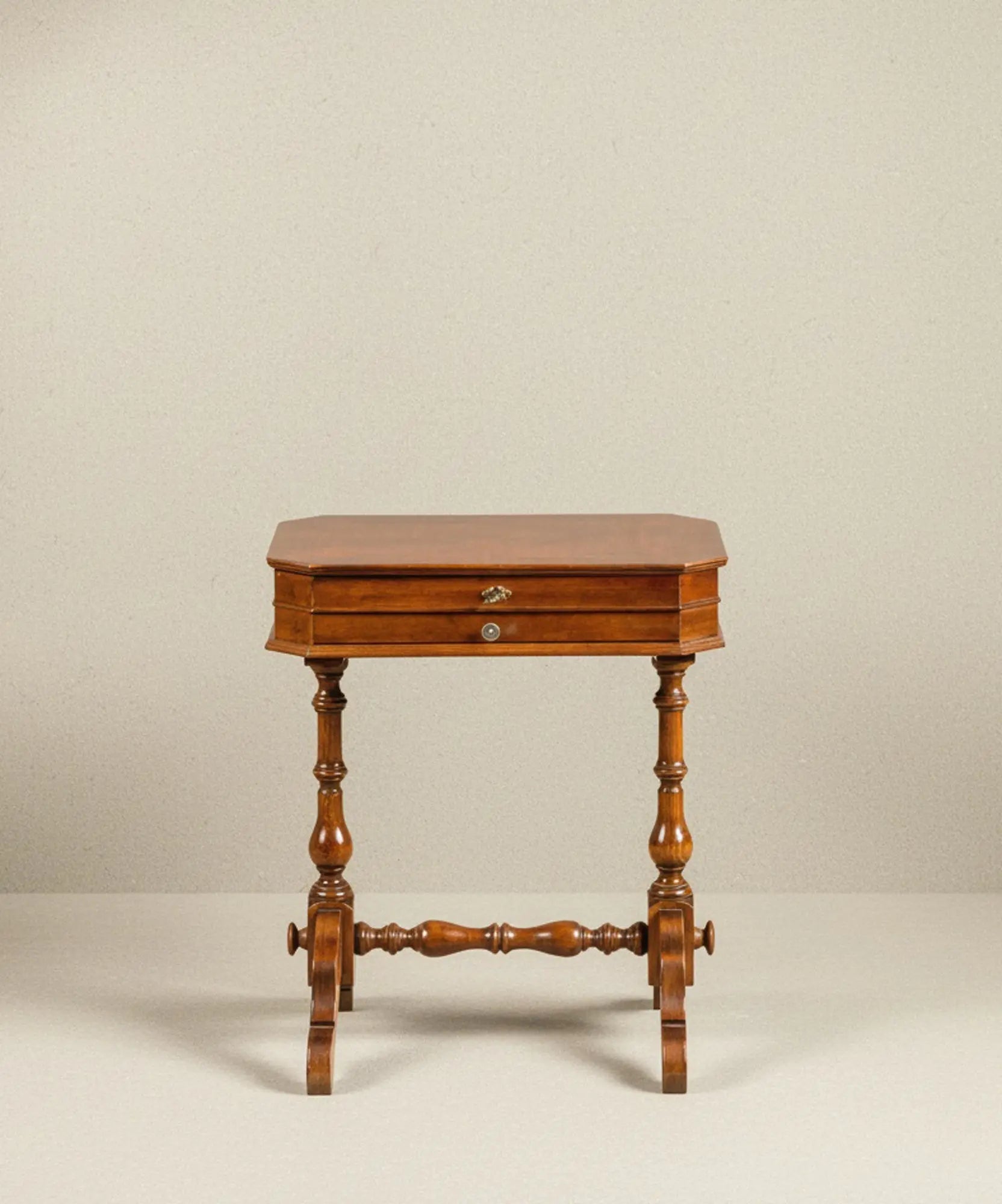 Mesa costurero en caoba con marquetería y tapa abatible
