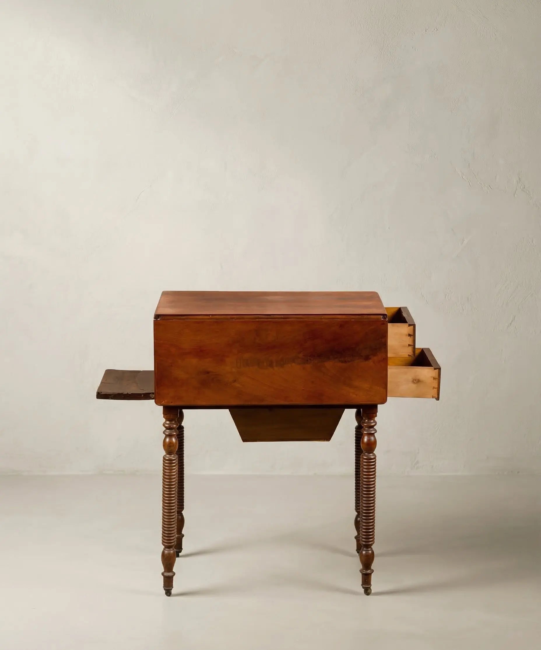 Mesa costurero antigua en palma de caoba con alas abatibles (S. XIX)